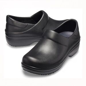 Women’s Neria Pro II Work Clog Size 8 Enclosed toes and heels slip resistant